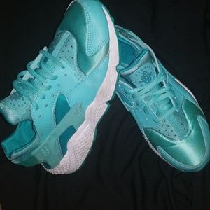 Nike Air Huarache Size 8 Seafoam Green